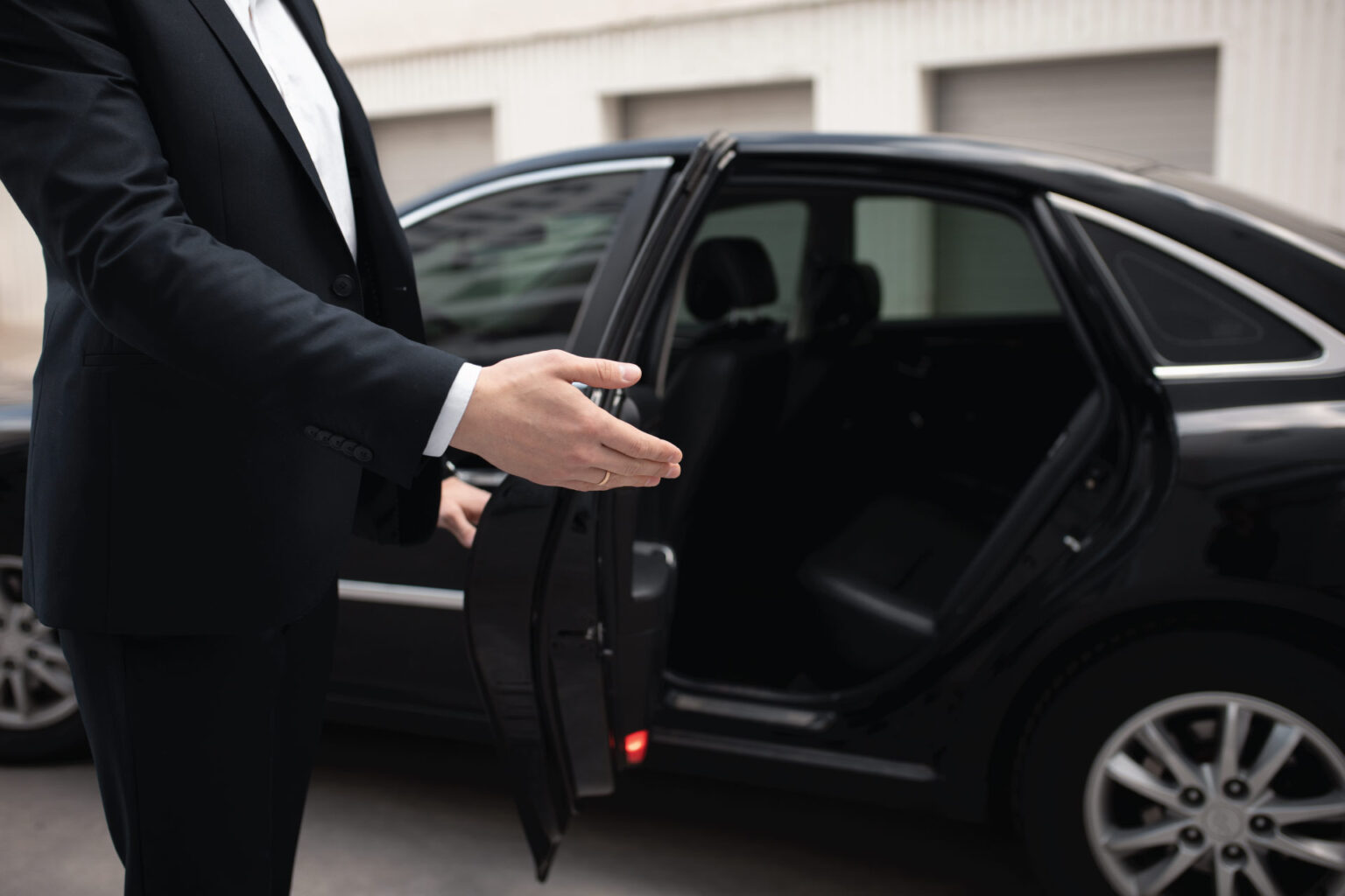Essential Features to Consider When Choosing a Premium Limousine Service